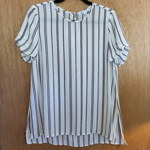 DR2 Tops - Daniel Rainn NWOT short sleeve striped blouse with split side hem, Medium